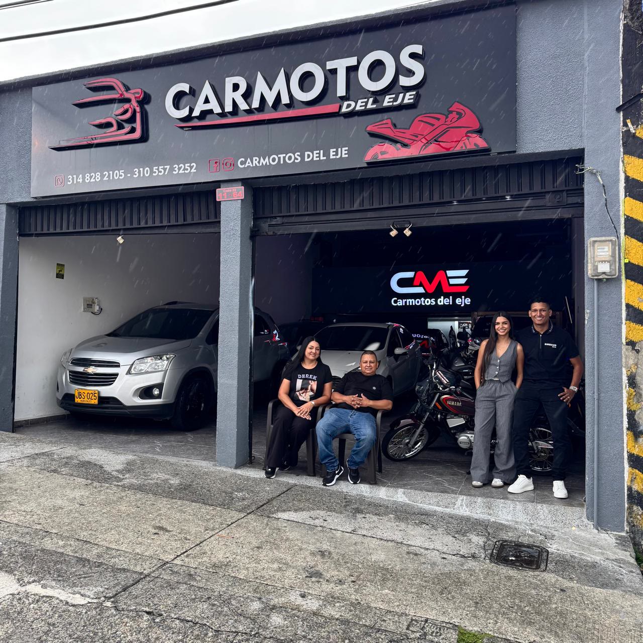 El equipo de Carmotos del Eje frente a la sede, en la Calle 22 # 11-64 de Pereira